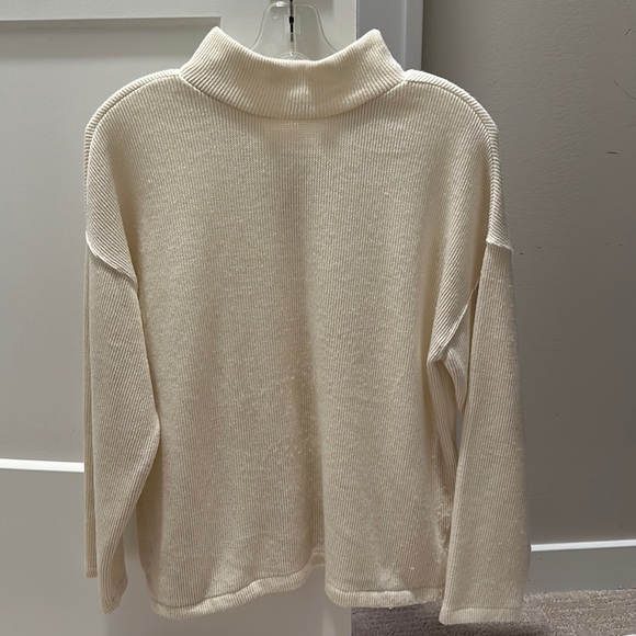 Madewell, new condition sweater with pockets. Button up in back. Size small - Picture 1 of 4
